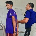 সাংবাদিক মো. আসাদুল হক সবুজকে দুই হাত পেছনে নিয়ে হাতকড়া পরিয়ে আদালতে নেওয়া হচ্ছে। ছবি: সংগৃহীত