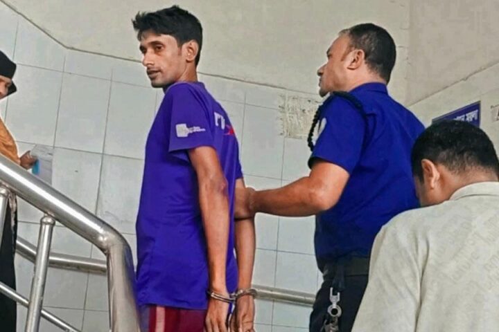 সাংবাদিক মো. আসাদুল হক সবুজকে দুই হাত পেছনে নিয়ে হাতকড়া পরিয়ে আদালতে নেওয়া হচ্ছে। ছবি: সংগৃহীত