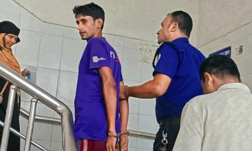 সাংবাদিক মো. আসাদুল হক সবুজকে দুই হাত পেছনে নিয়ে হাতকড়া পরিয়ে আদালতে নেওয়া হচ্ছে। ছবি: সংগৃহীত
